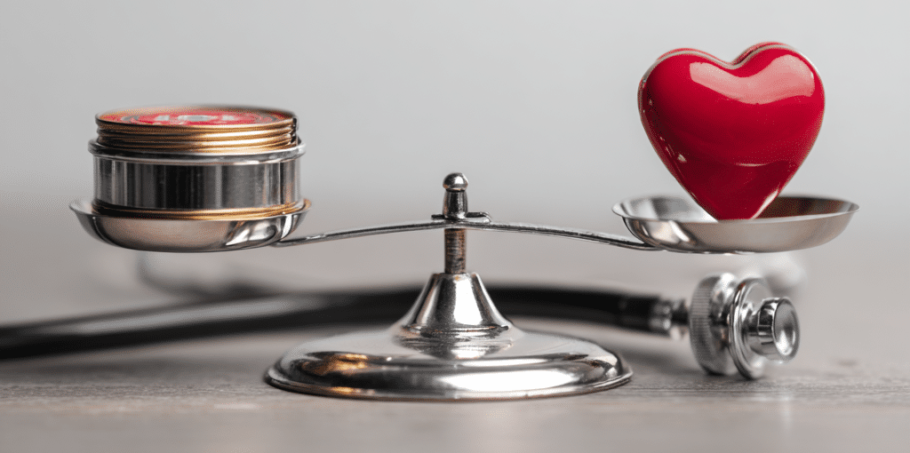 Je snus škodlivý – otevřená krabička snusu na váze se srdcem a stetoskopem jako symbolem zdravotních rizik