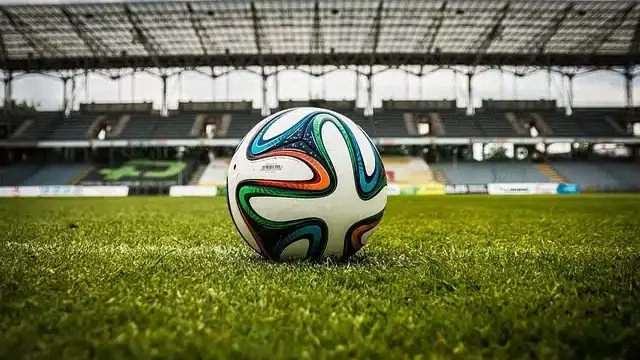 Fußball im Stadion – Symbolbild für Snus im Sport und seine Nutzung durch Fußballer
